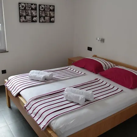 Pina Chantos Apartman Tisno