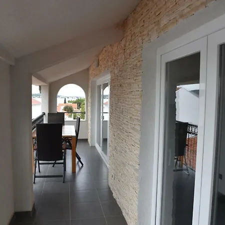 Pina Chantos Apartman Tisno