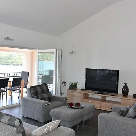 Pina Chantos Apartman Tisno