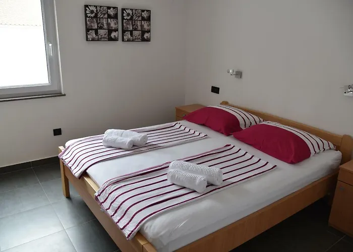 Pina Chantos Apartamento Tisno